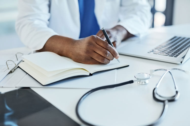 En läkare skriver anteckningar