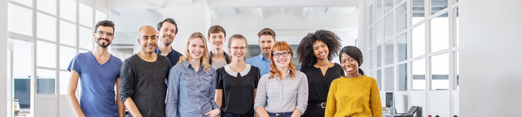 Personer tar ett gruppfoto på ett kontor