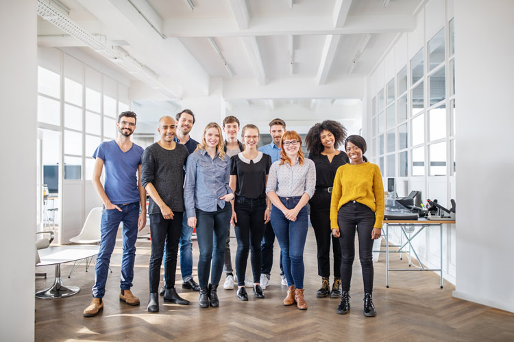 Mna skriver på ett block