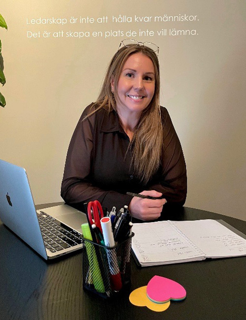 Hanna Nilsson sitter vid ett skrivbord