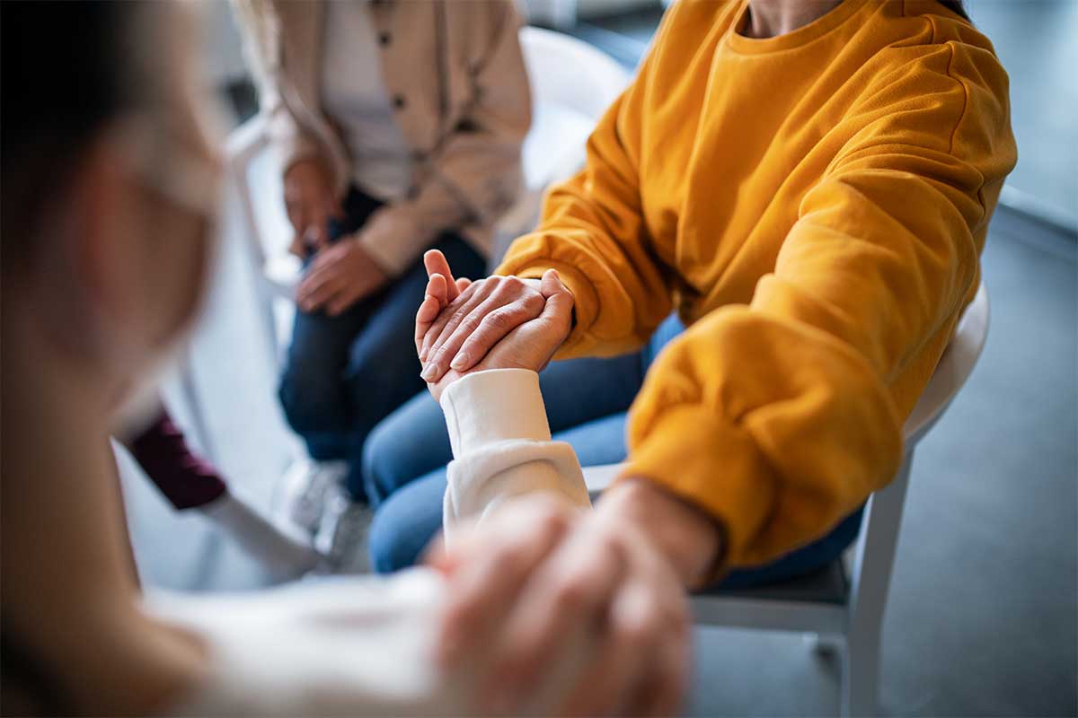 Personer håller hand