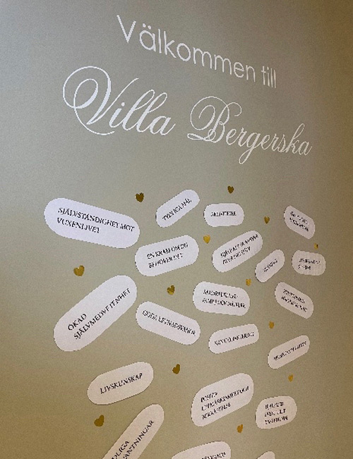 'Välkommen till villa Bergerska' uppklistrade på en vägg